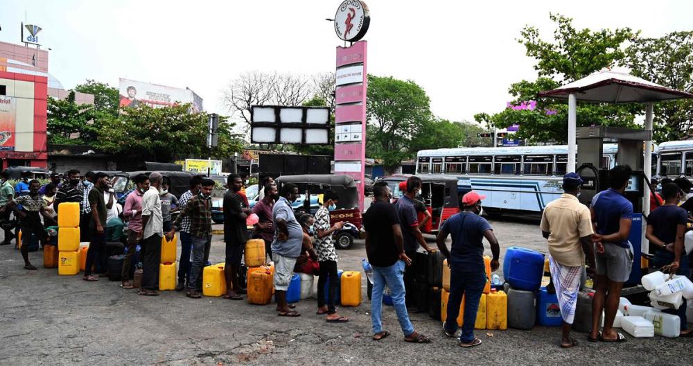Kriza ekonomike, Sri Lanka ndalon shitjen e karburantit per makinat private